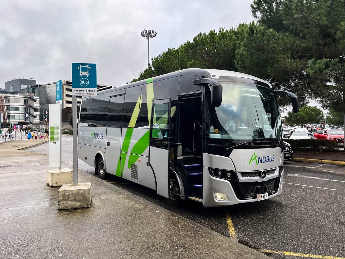 Andbus coach at the airport pick-up meeting point