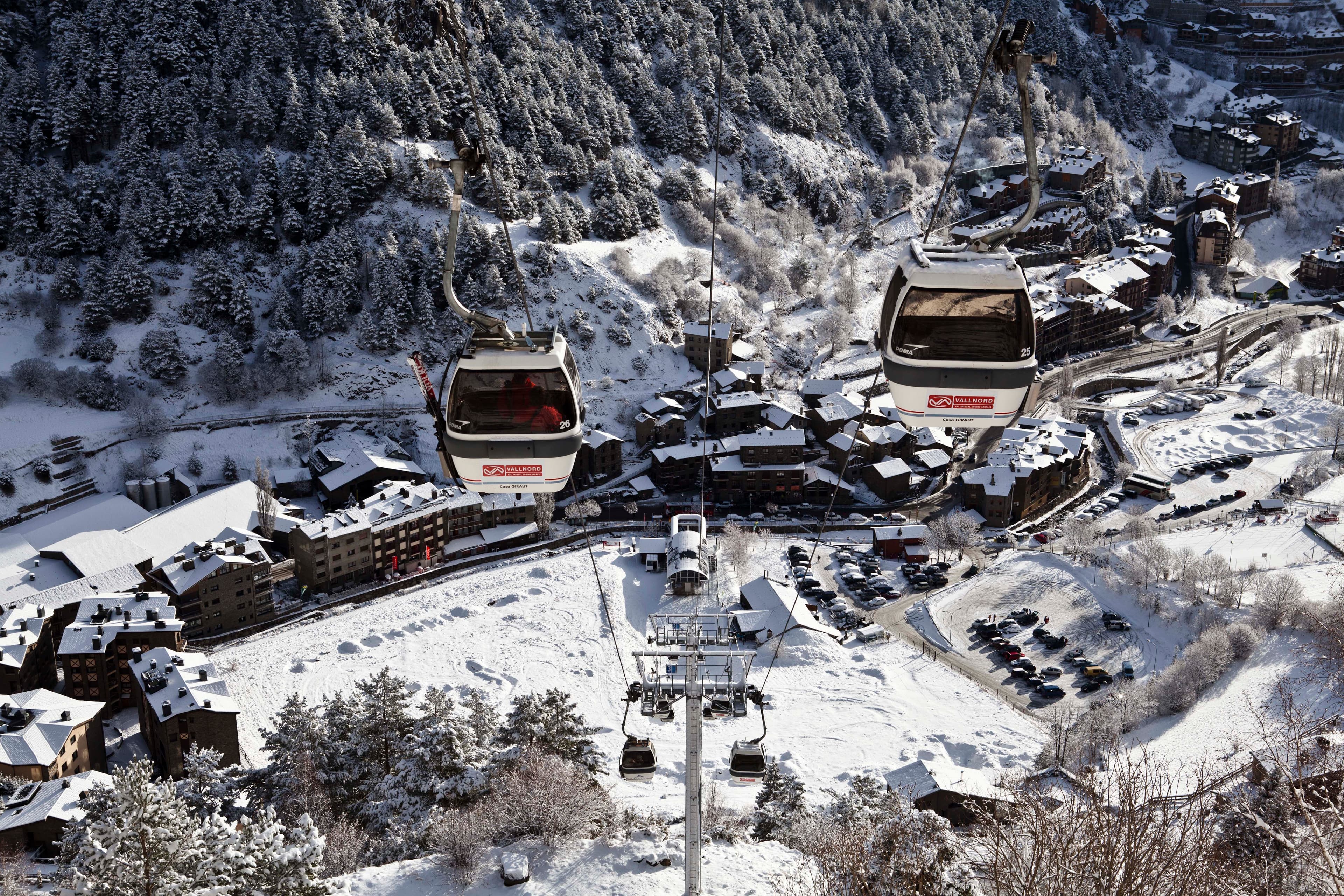 The gondola rising over Arinsal village