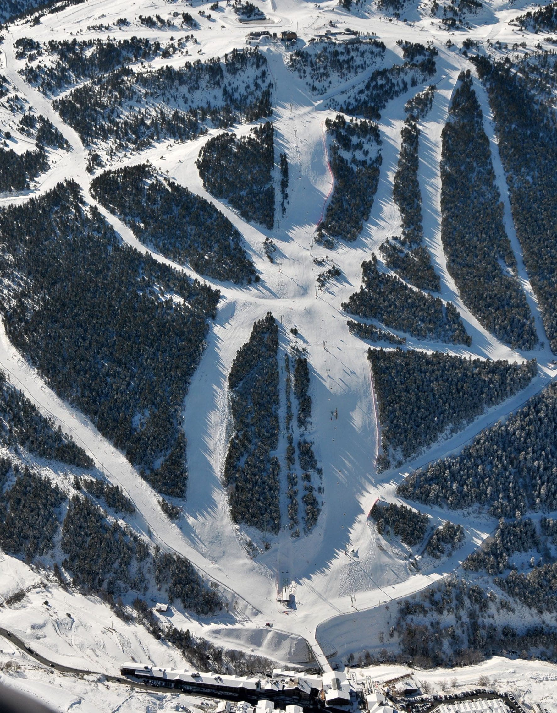 Skiers on the Avet piste above Soldeu, Grandvalira