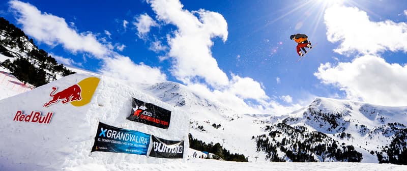Frestyle snowboarder in the air