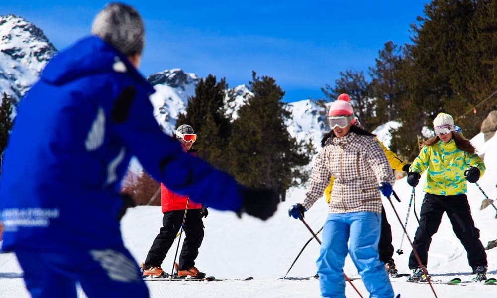 Ski instructor and class