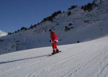 Santa snowboarding in Arcalis